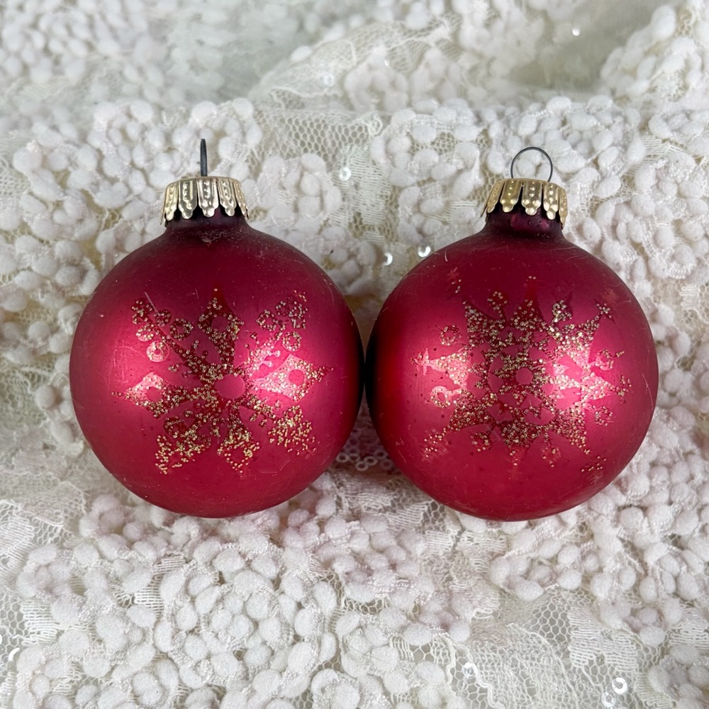 VINTAGE CHRISTMAS TREE ORNAMENT W GERMANY GLASS BURGUNDY W/ GOLD GLITTER READ